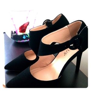 Cross Strap Pumps Size: 8